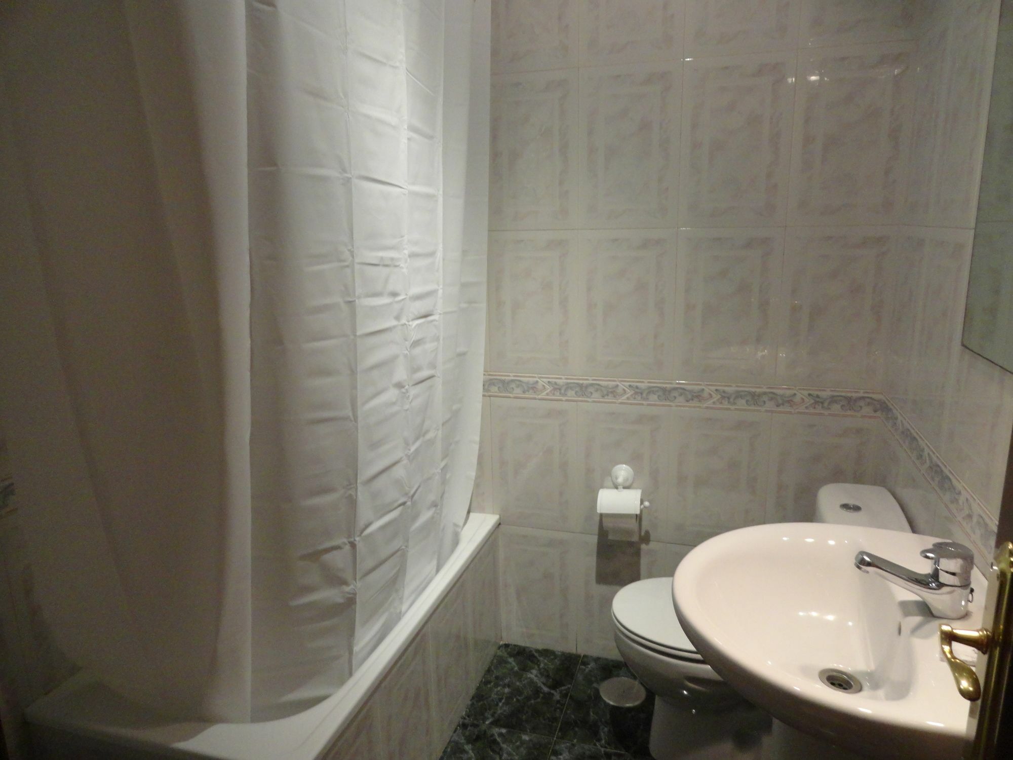 Hostal Alistana Мадрид Екстериор снимка